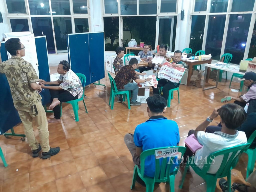 Proses penghitungan suara anggota DPD oleh Kelompok Penyelenggara Pemungutan Suara di TPS 039 Kelurahan Jurangmangu Timur, Pondok Aren, Tangerang Selatan, Banten, yang berakhir Kamis (15/2/2024) dini hari.