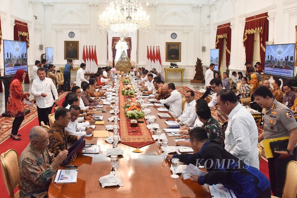 Satu hari setelah dilantik, para menteri di Kabinet Indonesia Maju langsung mengikuti Sidang Kabinet Paripurna yang dipimpin oleh Presiden Joko Widodo bersama Wakil Presiden Maruf Amin di Istana Merdeka, Jakarta, Kamis (24/10/2019). 