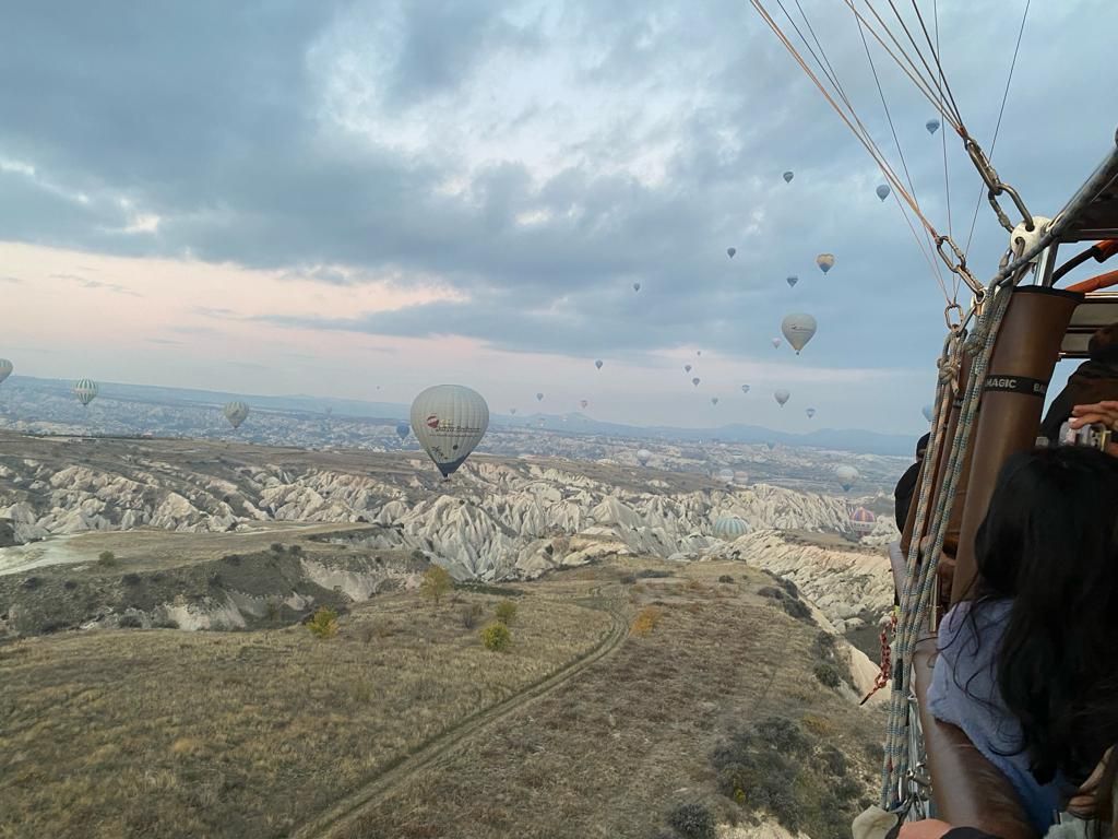 Royke Lumowa dan tim berada di atas balon udara raksasa di Cappadocia.