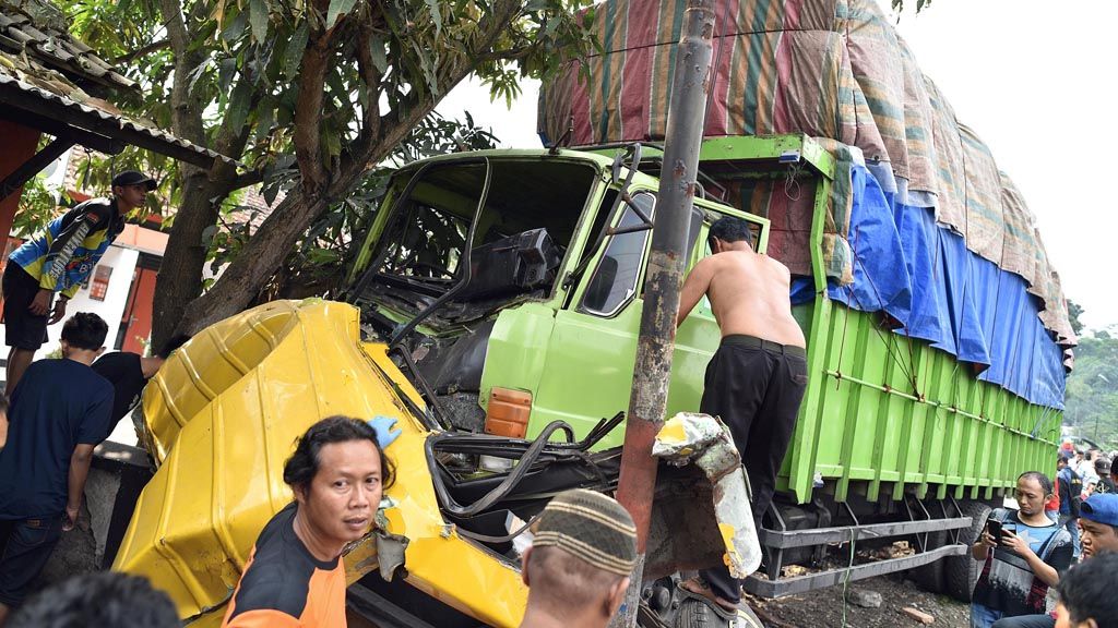 Sebuah mikrolet hancur ditabrak truk di Jalan Semarang, Secang, Magelang, Jawa Tengah, Selasa (20/6). Kecelakaan yang diduga akibat rem truk blong tersebut mengakibatka empat orang tewas.
