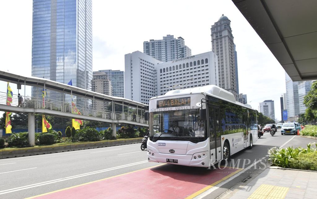Bus listrik transjakarta melintas di Jalan Sudirman, Jakarta, saat uji coba, Senin (6/7/2020). Pada masa uji coba selama tiga bulan, pelanggan dapat menggunakan bus listrik secara gratis melalui halte-halte non BRT rute Blok M-Balai Kota Jakarta. 