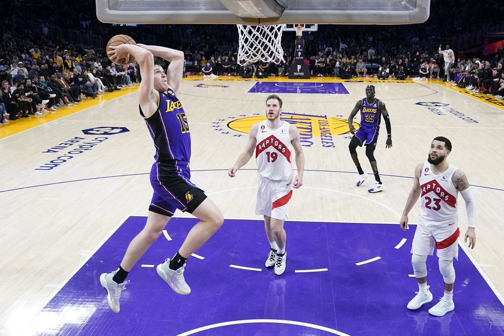 <i>Guard </i>Los Angeles Lakers, Austin Reaves (kiri), melakukan dunk saat menghadapi Toronto Raptors pada laga NBA di Los Angeles, Amerika Serikat, Sabtu (11/3/2023) lalu. Lakers menang, 122-112.