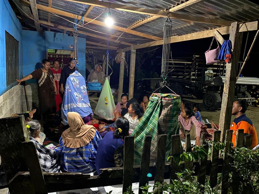 Sejumlah warga bersiaga di depan rumah setelah terjadi gempa bumi dengan magnitudo 6,3 di wilayah Kabupaten Donggala, Sulawesi Tengah, Sabtu (9/9/2023) malam. 