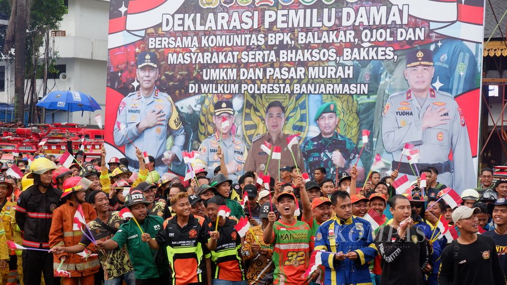 Anggota barisan pemadam kebakaran Kota Banjarmasin mengikuti apel deklarasi pemilu damai di Balai Kota Banjarmasin, Kalimantan Selatan, Rabu (10/1/2024). 