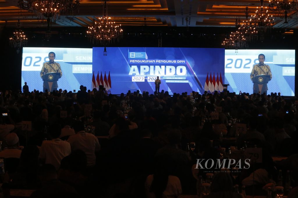 Presiden Joko Widodo berpidato pada acara Pengukuhan Pengurus DPN Asosiasi Pengusaha Indonesia (Apindo) 2023-2028 di Gand Indonesia, Jakarta, Senin (31/7/2023). 
