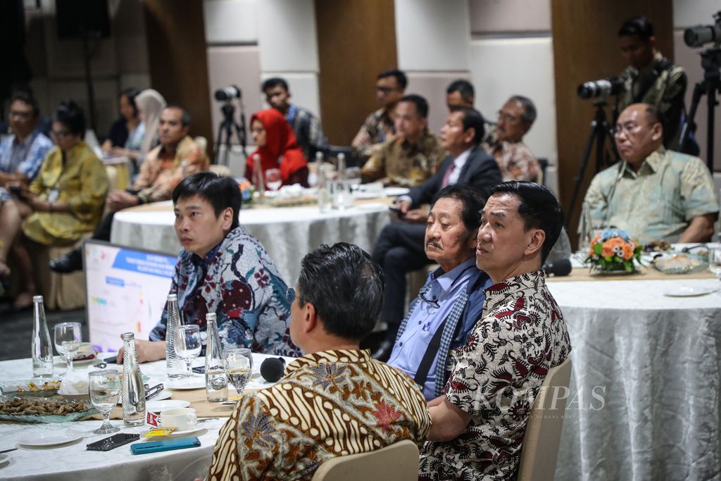 Tamu undangan menyimak pemaparan materi oleh Menteri Perencanaan Pembangunan Nasional Suharso Monoarfa dalam diskusi Kompas Collaboration Forum di Gedung Kompas Gramedia, Jakarta, Jumat (7/7/2023). 