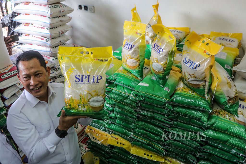 Direktur Utama Perum Bulog Budi Waseso memperlihatkan beras Stabilisasi Pasokan dan Harga Pangan Beras (SPHP) saat sidak di Pasar Perumnas Klender, Jakarta Timur, Senin (28/8/2023). Perum Bulog melakukan grebek pasar untuk monitoring ketersediaan beras di pasar tradisional.