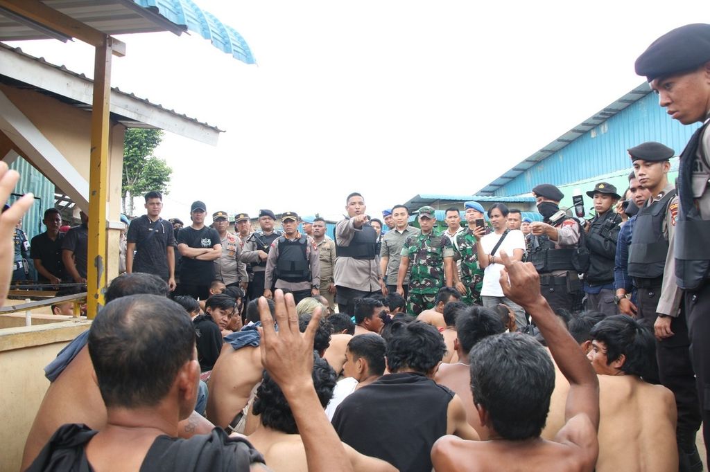 Sebanyak 210 personel gabungan Polri, TNI, dan satuan polisi pamong praja melakukan penggerebekan di Kampung Aceh, Kelurahan Mukakuning, Kecamatan Sei Beduk, Batam, Kepulauan Riau, Selasa (21/3/2023).