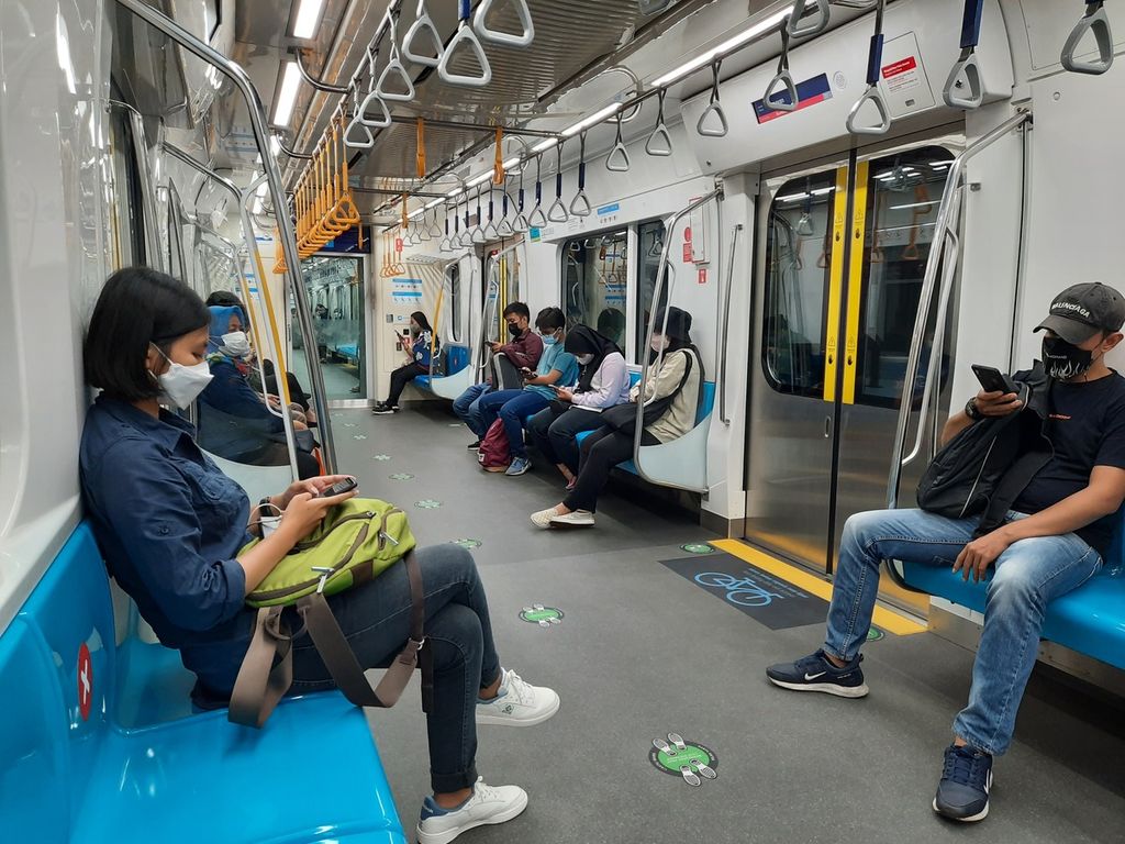 Meski KRL sudah mengubah aturan bermobiltas, di antaranya dengan membolehkan penumpang berusia balita naik juga sudah mencabut tanda silang di bangku penumpang mulai 9 Maret 2022 ini sesuai SE Kemenhub Nomor 25 Tahun 2022, MRT Jakarta belum mengubah kebijakan pelayanannya. 