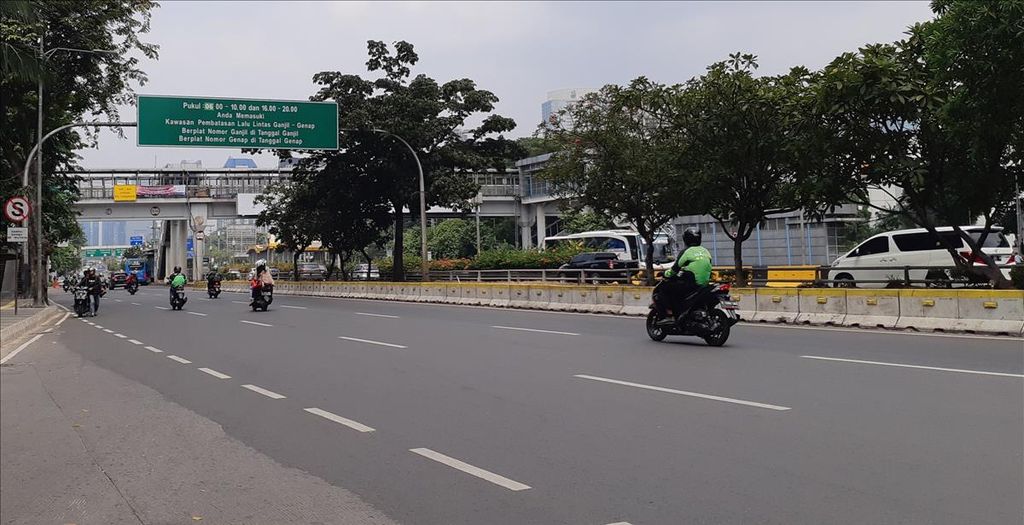 Memasuki libur Lebaran, arus lalu lintas di Jalan Gatot Subroto terpantau lancar, Kamis (30/5/2019).