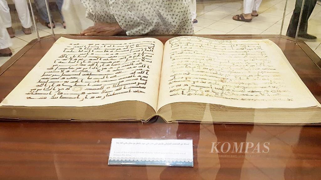 Mushaf Alquran era kekhalifahan Usman bin Affan dipamerkan di Museum Haramain, Mekkah, Arab Saudi, Selasa (4/9/2018). Museum ini menjadi salah satu obyek yang dikunjungi jemaah setelah puncak haji berlalu.