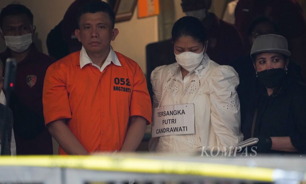 Tersangka Ferdy Sambo dan tersangka Putri Candrawathi saat mengikuti rangkaian rekonstruksi pembunuhan Brigadir Novriansyah Yosua Hutabarat di rumah dinas Ferdy Sambo di Kompleks Polri Duren Tiga, Jalan Duren Tiga Utara, Jakarta Selatan, Selasa (30/8/2022). 