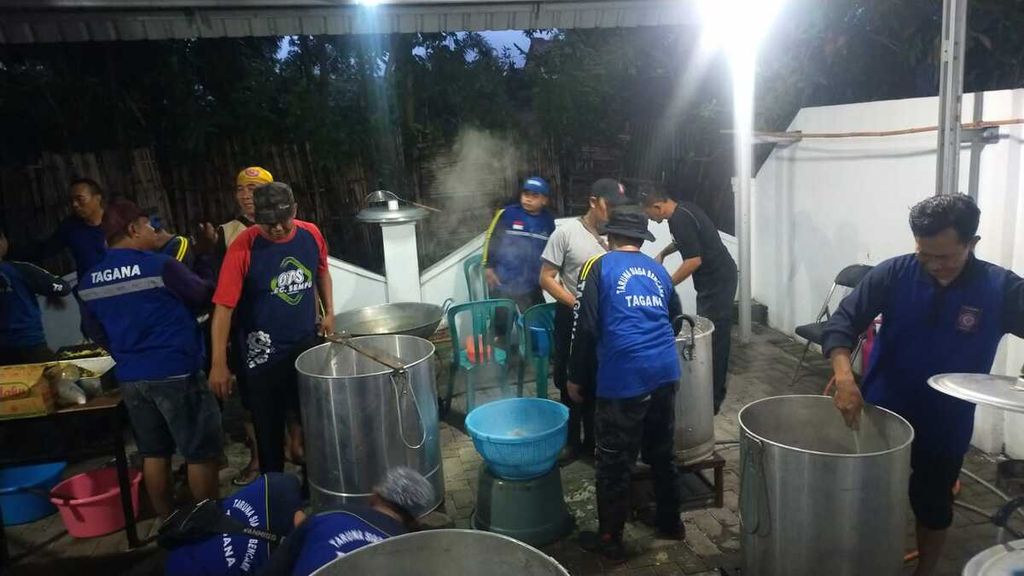 Suasana dapur umum di Posko Tagana Kabupaten Banyuwangi, Jawa Timur, Senin (17/10/2022). Posko ini memasok 3.500 porsi makanan setiap kali memasak. 