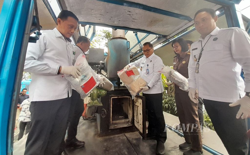 BNN Provinsi Bali memusnahkan barang bukti hasil pengungkapan narkotika di Kantor BNN Provinsi Bali, Kota Denpasar, Senin (24/6/2024). Kepala BNN Provinsi Bali Rudy Ahmad Sudrajat (tengah) menunjukkan barang bukti kasus narkotika yang akan dibakar di mobil insinerator BNN, Senin (24/6/2024).