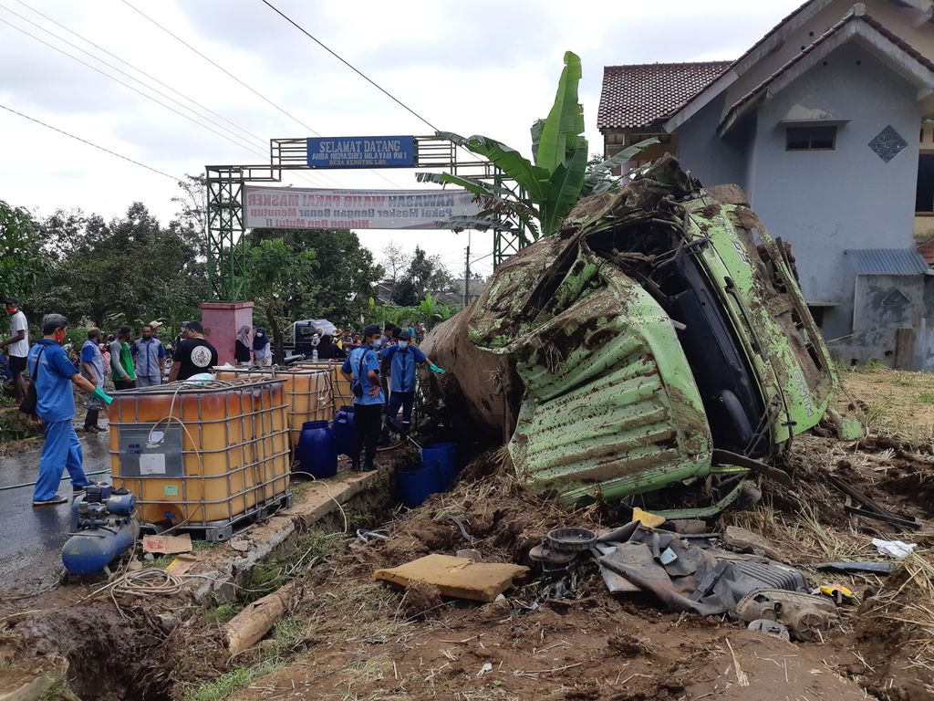 Ilustrasi: Mobil truk tangki pengangkut soda api terguling di Baturraden, Banyumas, Jawa Tengah, Senin (29/3/2021). Satu orang tewas dalam peristiwa ini.