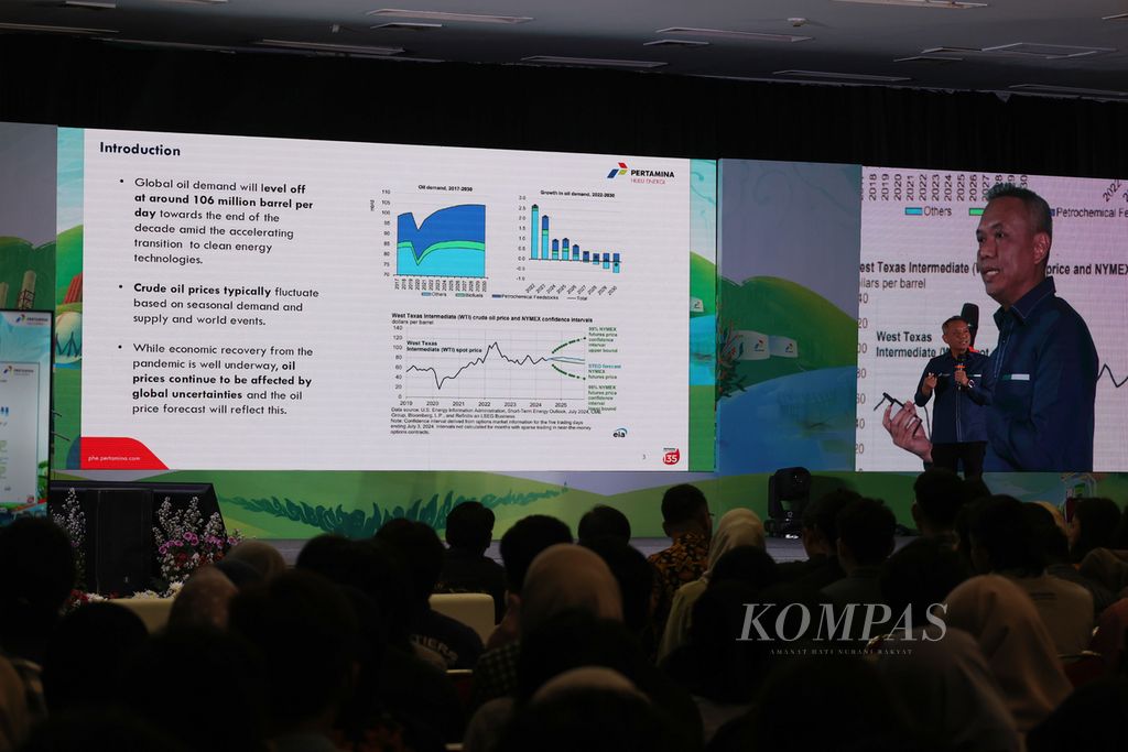 Direktur Perencanaan Strategis dan Pengembangan Bisnis PT Pertamina Hulu Energi Rachmat Hidajat berbicara dalam acara Pertamina Goes to Campus di Universitas Gadjah Mada, Yogyakarta, Kamis (5/9/2024).