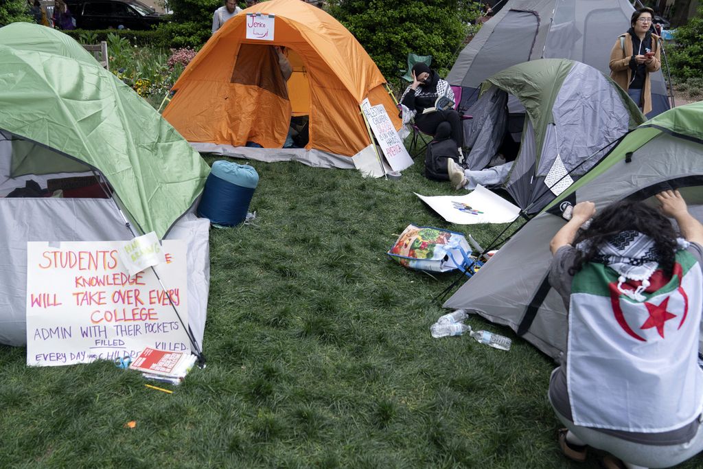 Mahasiswa Universitas George Washington mendirikan tenda-tenda di kampus dalam unjuk rasa pro-Palestina di Washington DC, AS, Kamis (25/4/2024).  