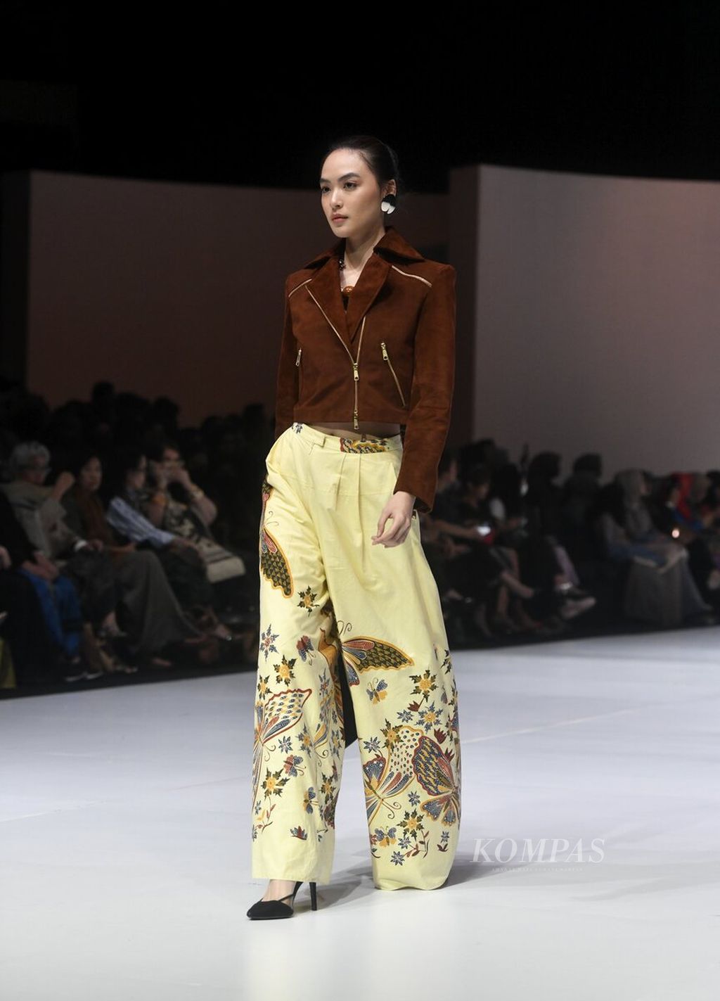 Model membawakan busana koleksi Poppy Dharsono x Pemerintah Kabupaten Garut dalam Indonesia Fashion Week (IFW) 2023 di Jakarta Convention Center, Jakarta, Jumat (24/2/2023). Dalam koleksi tersebut, Poppy Dharsono mengangkat kreasi busana dari olahan kulit.