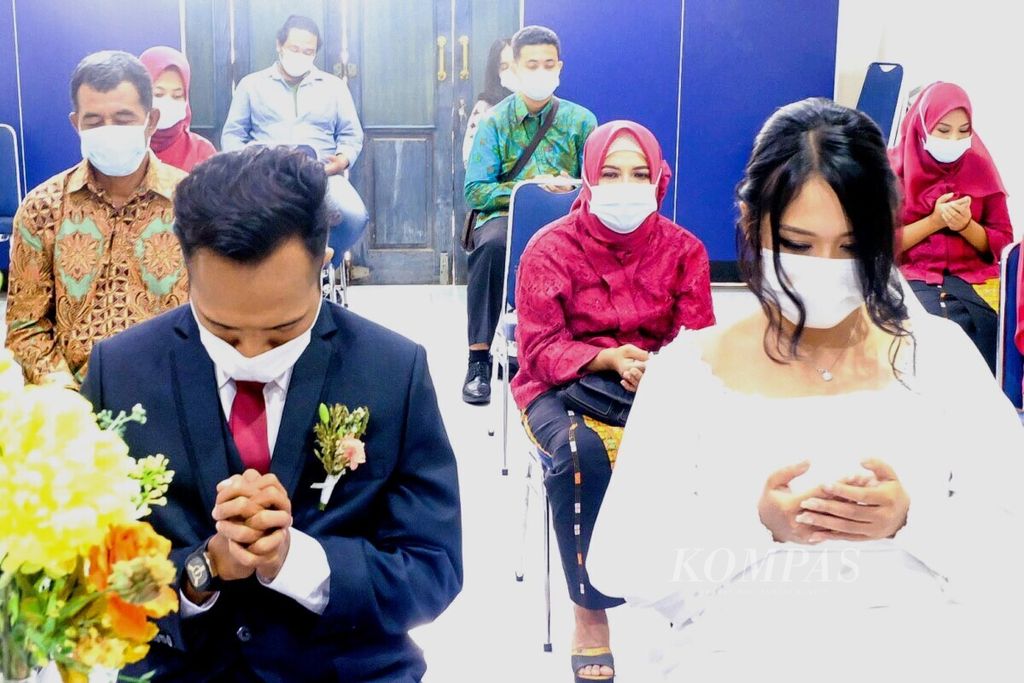 Proses ijab kabul di Gedung ICRP Cempaka Putih, Jakarta Pusat, Jumat (4/12/2020). Pasangan beda agama yang menikah terlihat berdoa dengan kepercayaan mereka masing masing.