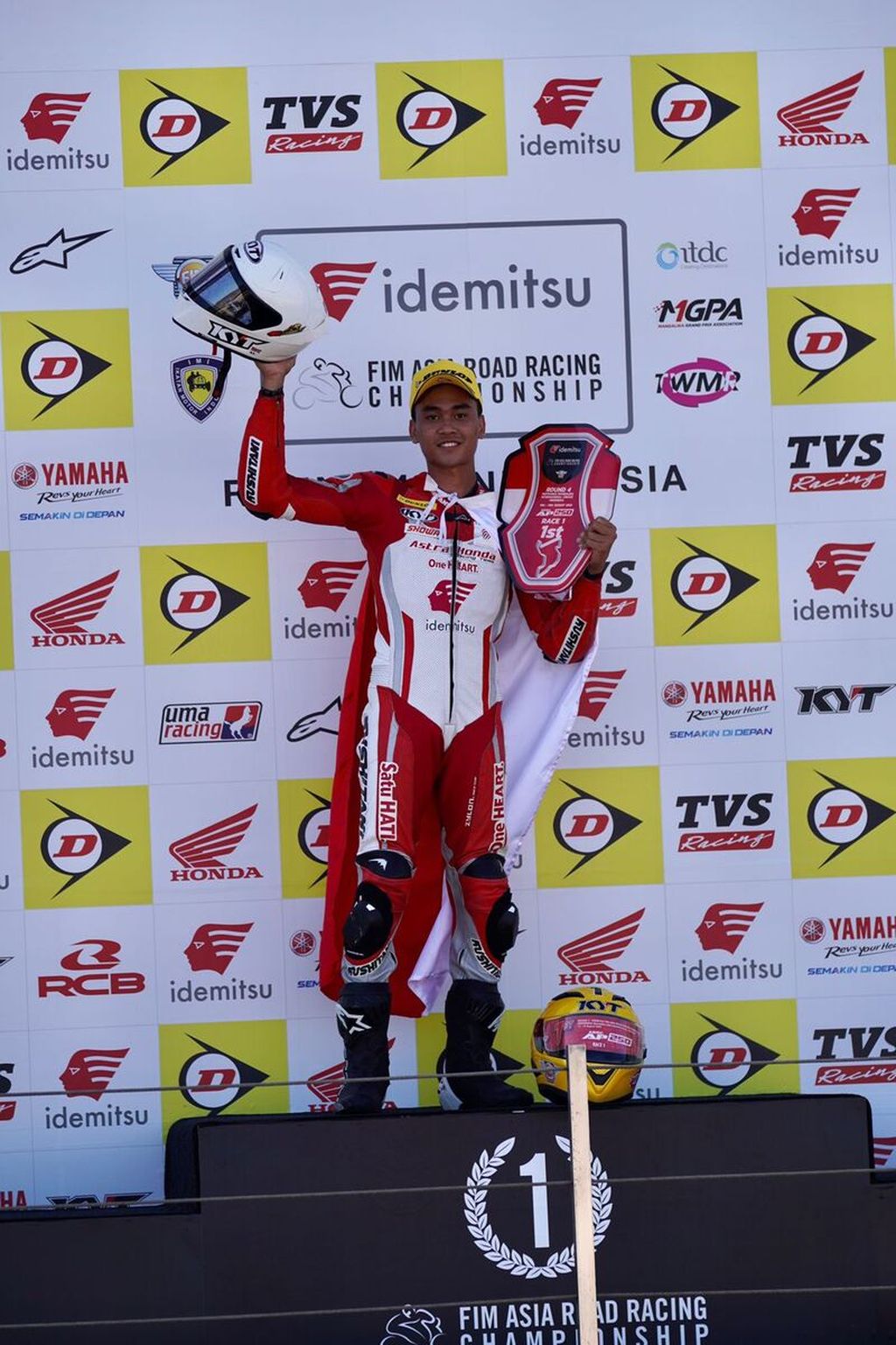 Pebalap Astra Honda Racing Team, Herjun Atna Firdaus (tengah), memenangi balapan pertama Asia Road Racing Championship kelas Asia Production 250 dalam putaran keempat di Sirkuit Internasional Pertamina Mandalika, Sabtu (12/8/2023).