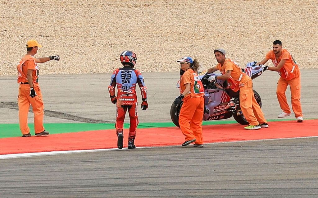 Pebalap Gresini Racing Marc Marquez dibantu oleh para "marshal" setelah terjatuh saat sesi latihan bebas kedua Grand Prix MotoGP seri Portugal di Sirkuit Internasional Algarve, Portimao, Jumat (22/3/2024). 
