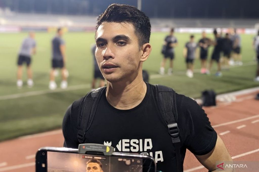 Kiper Indonesia, Nadeo Argawinata, memberikan pernyataan kepada media seusai berlatih jelang menghadapi Filipina pada lanjutan Piala AFF 2022 di Stadion Rizal Memorial, Manila, Filipina,  Sabtu (31/12/2022),