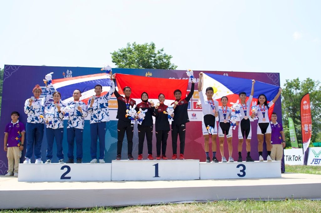 Pebalap sepeda gunung Indonesia Feri Yudhoyono, Zaenal Fanani, Dara Latifah, Sayu Bella Sukma Dewi, meraih medali emas nomor cross country estafet campuran dalam SEA Games Kamboja 2023 di Kulen Mountain, Siem Reap, Minggu (7/5/2023). Medali perak diraih tim Thailand, dan perunggu diraih tim Filipina. Indonesia sudah meraih tiga medali emas dan satu perak dari tim balap sepeda gunung. 