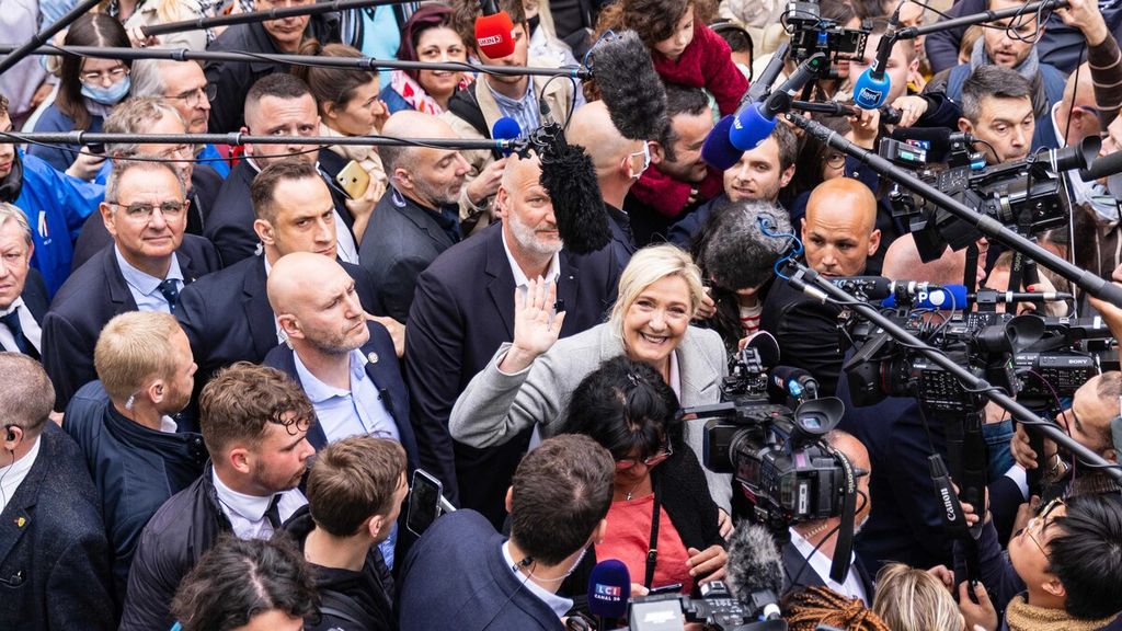 Kandidat presiden Marine Le Pen (tengah) bertemu dengan masyarakat saat kampanye di Saint-Pierre-en-Auge, Senin (18/4/2022)