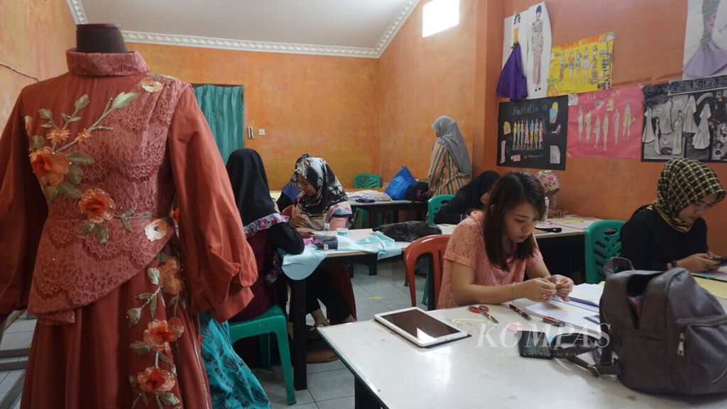 Aktivitas menjahit di Kursus Fashion Lampung di Bandar Lampung, Senin (12/3/2019).