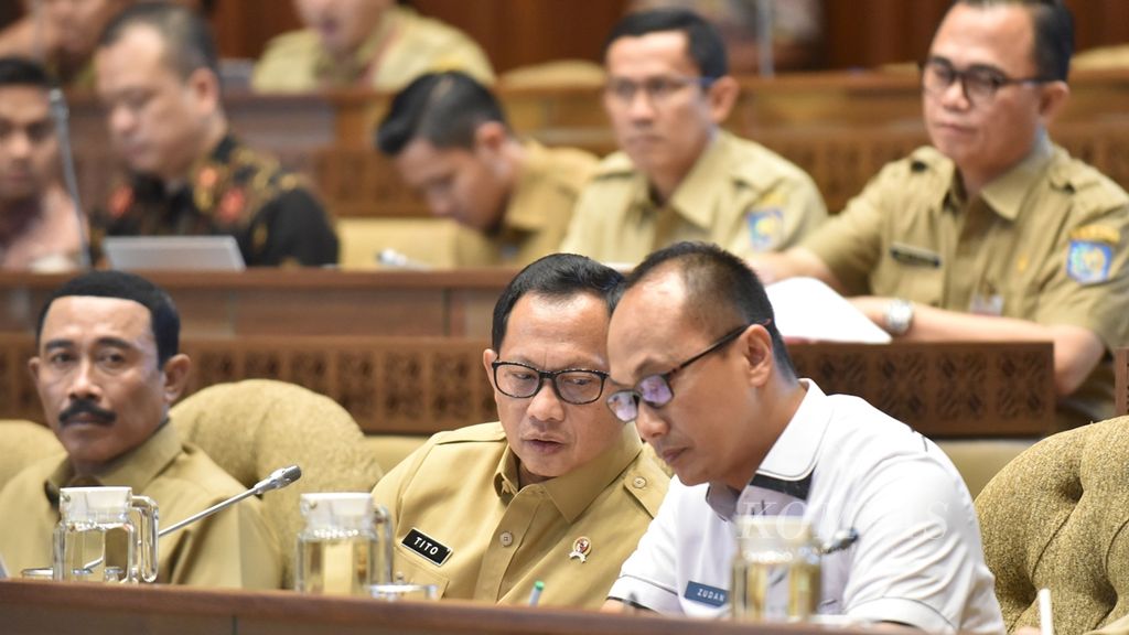 Menteri Dalam Negeri Tito Karnavian menghadiri rapat dengan Komisi II DPR di Kompleks Senayan, Jakarta, Selasa (26/11/2019). 