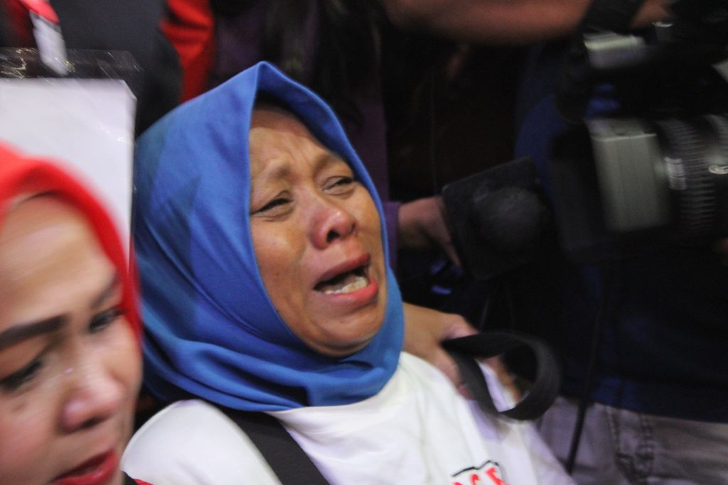 Kartini (kerudung biru), ibu Pegi Setiawan, tersangka dari kasus pembunuhan Vina di Cirebon, menangis setelah hakim sidang praperadilan di Pengadilan Negeri Bandung, Jawa Barat, Senin (8/7/2024), memutuskan penetapan tersangka Pegi tidak sah menurut hukum karena tidak sesuai prosedur.