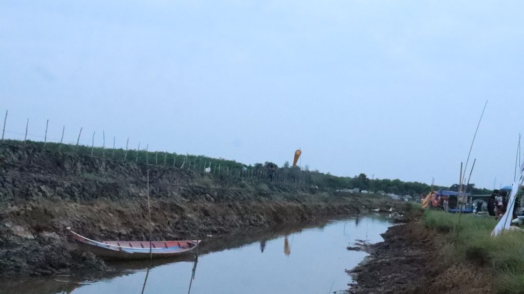 Bentuk saluran irigasi yang dibangun untuk mencegah kekeringan pada musim kemarau dan kelebihan air saat musim hujan di Desa Tanjung Aur, Jejawi, Ogan Komering Ilir, Rabu (27/8/2019).