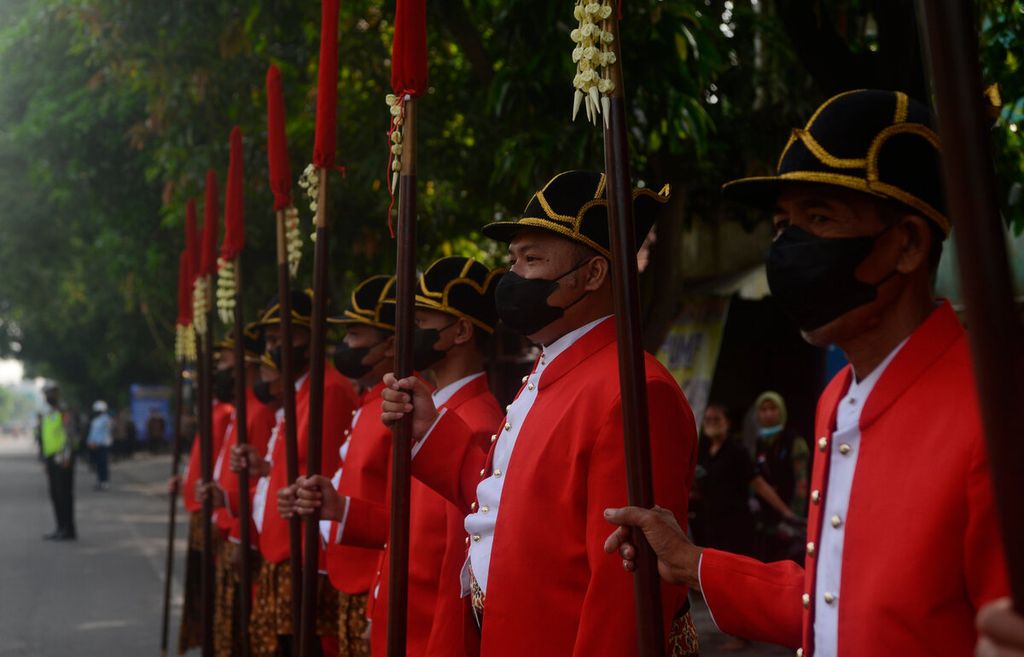 Pasukan bergada berjaga untuk memeriahkan upacara pernikahan Idayati dan Anwar Usman di Gedung Graha Saba Buana, Kota Surakarta, Jawa Tengah, Kamis (26/5/2022). 