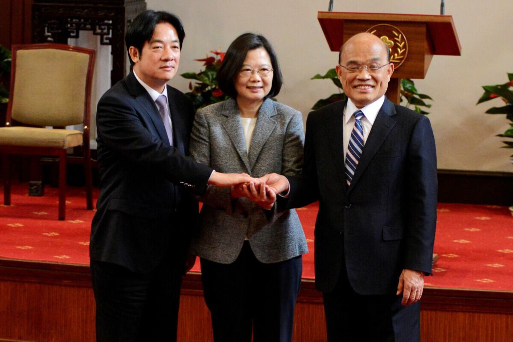 Foto file Mantan Perdana Menteri Taiwan William Lai (kiri), Presiden Taiwan Tsai Ing-wen (tengah), dan Perdana Menteri baru Taiwan Su Tseng-chang (kanan) setelah konferensi pers di Taipei, Taiwan, pada 11 Januari 2019.