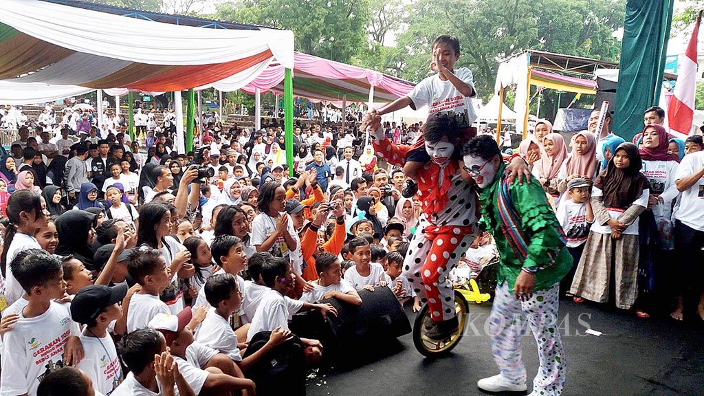 Perayaan  Hari Anak Sedunia di Kota Malang, Jawa Timur,  diisi dengan berbagai atraksi kesenian daerah dan hiburan badut, Senin (20/11).  Menteri Sosial Khofifah Indar Parawansa yang hadir pada acara tersebut   menekankan perlunya pengasuhan anak dengan baik demi masa depan bangsa.