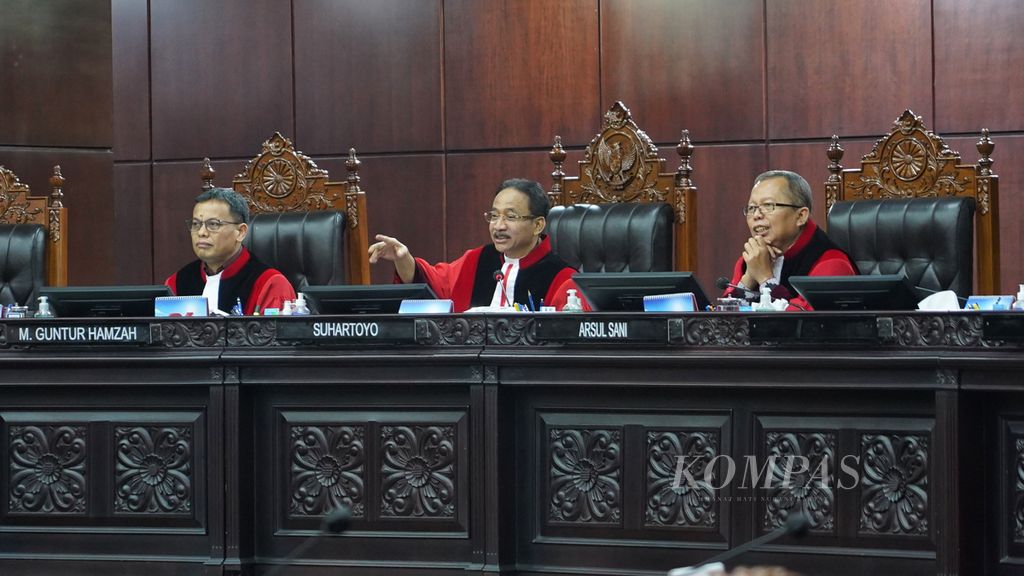 Ketua Mahkamah Konstitusi Suhartoyo (tengah) pada Sidang Pendahuluan Uji Materi Pasal 222 UU No 7/2017 tentang Pemilihan Umum terkait ambang batas pencalonan presiden di Mahkamah Konstitusi, Jakarta, Rabu (7/8/2024).