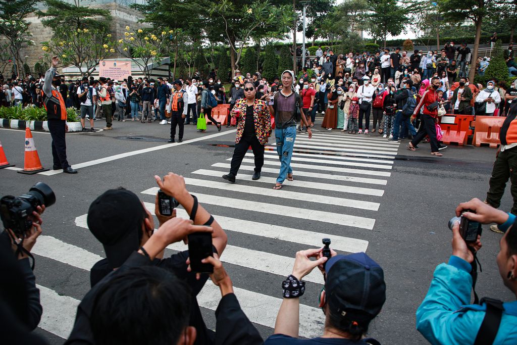 Peragaan busana di<i> zebra cross </i>di Jalan Tanjung Karang di kawasan Dukuh Atas, Kecamatan Tanah Abang, Jakarta Pusat, Jumat (22/7/2022) sore. Dengan pakaian yang nyentrik, tak sedikit dari mereka yang mendapat tawaran <i>endorse</i>.