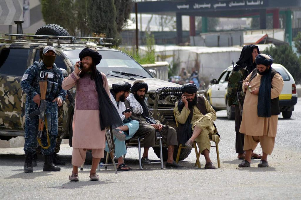 Anggota Taliban tengah duduk berjaga-jaga di sebuah pos pemeriksaan di Kandahar pada Selasa (15/3/2022).