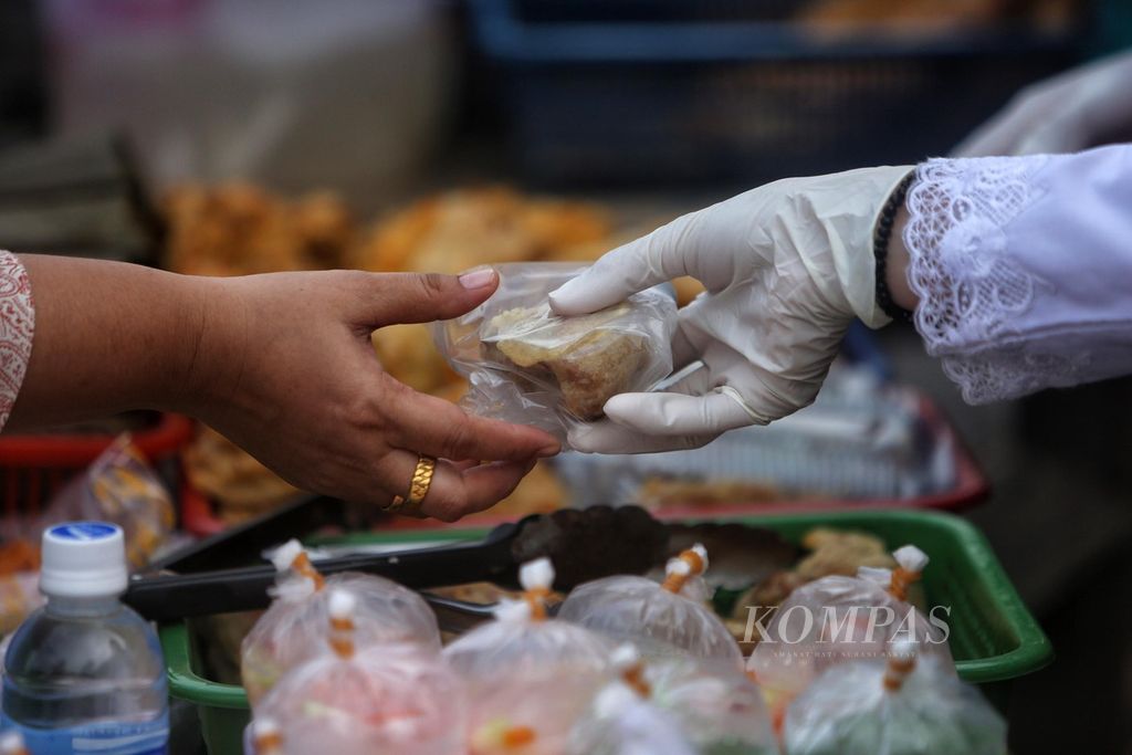 Petugas Puskesmas Gambir mengambil sampel makanan takjil yang dijual oleh pedagang dadakan di Perempatan Harmoni, Jakarta Pusat, Jumat (30/4/2021). Tes itu dilakukan untuk memastikan makanan yang dijual layak dikonsumsi dan tidak mengandung bahan berbahaya.  