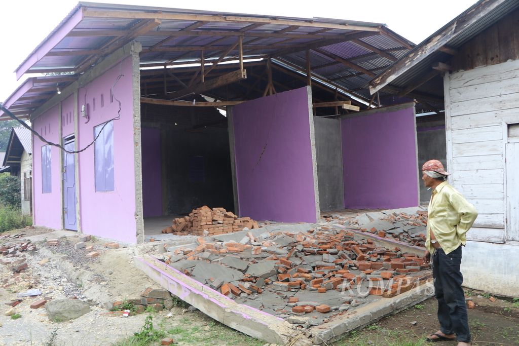 Korban gempa bumi menunjukkan rumahnya yang roboh di Desa Sisordak, Kecamatan Parmonangan, Kabupaten Tapanuli Utara, Sumatera Utara, Rabu (5/10/2022). Mereka berharap bisa segera mendapat bantuan memperbaiki rumah. 