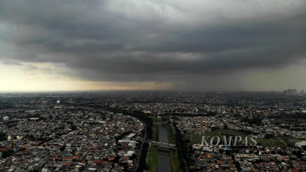 Awan gelap menggantung di kawasan Kota Bekasi, Jawa Barat, Rabu (6/2/2019). 