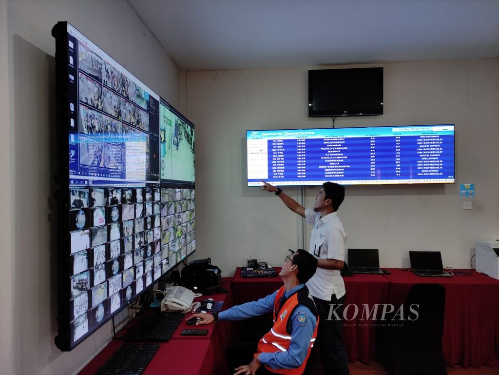 Beberapa petugas Posko Terpadu Angkutan Natal dan Tahun Baru Bandara Soekarno-Hatta mengamati layar yang menayangkan pemantauan dengan kamera di Tangerang, Banten, Senin (18/12/2023).
