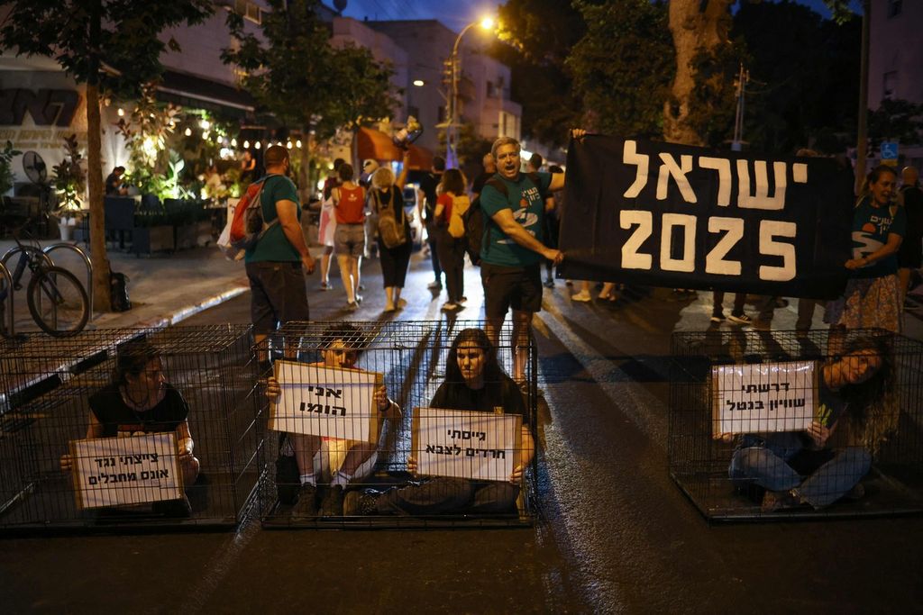 Para aktivis anti-pemerintah berunjuk rasa di luar kantor pusat Likud di Tel Aviv, Israel, Sabtu (10/8/2024), untuk menyampaikan seruan agar pemerintahan di Israel mengundurkan diri. 