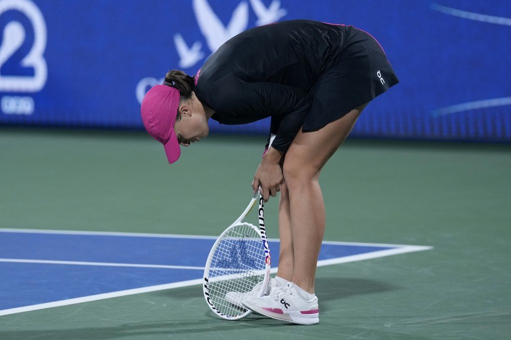 Reaksi Iga Swiatek setelah gagal mengembalikan bola saat melawan Anna Kalinskaya pada semifinal WTA 1000 Dubai, Jumat (23/2/2024) malam waktu setempat. Swiatek kalah 4-6, 4-6. 