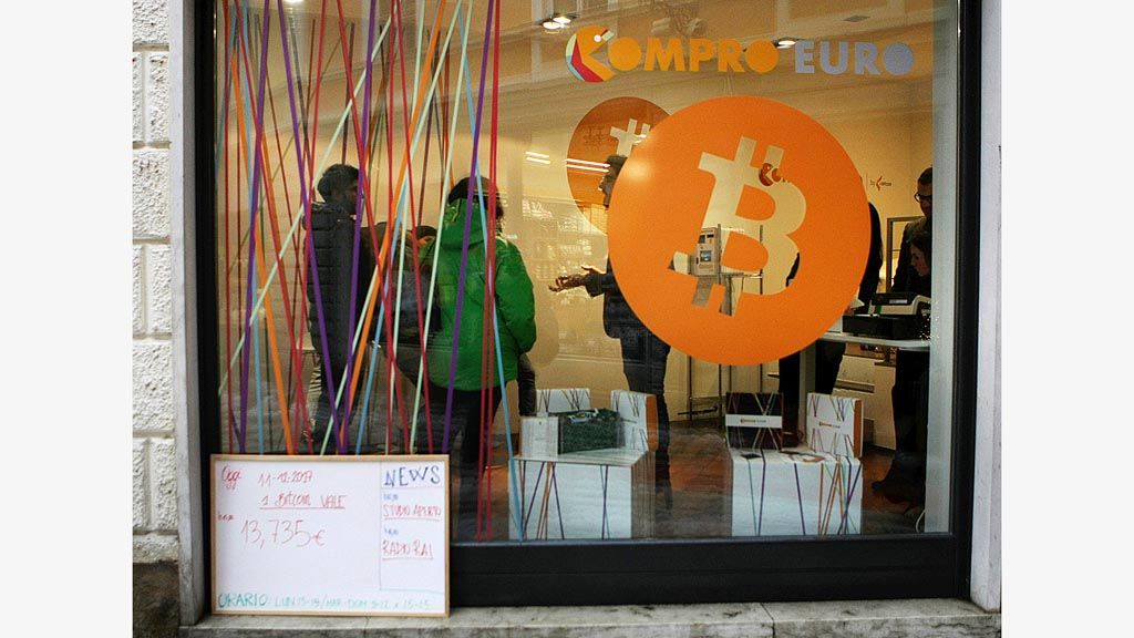 Suasana sebuah toko yang menjual bitcoin di Rovereto, Italia utara, Senin (11/12). Bitcoin, Senin lalu, menjalani debutnya di bursa berjangka di Amerika Serikat. 