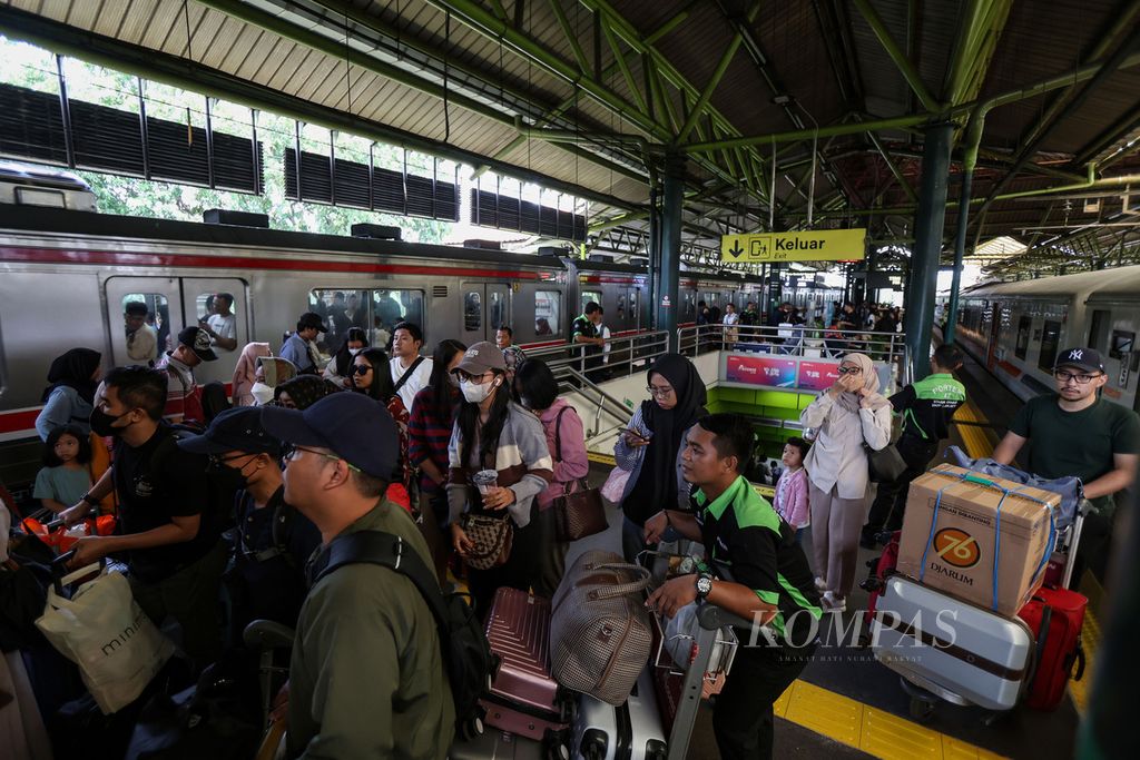 Penumpang yang turun dari kereta mengantre untuk menaiki<i> lift</i> di Stasiun Gambir, Jakarta Pusat, Senin (15/4/2024). 