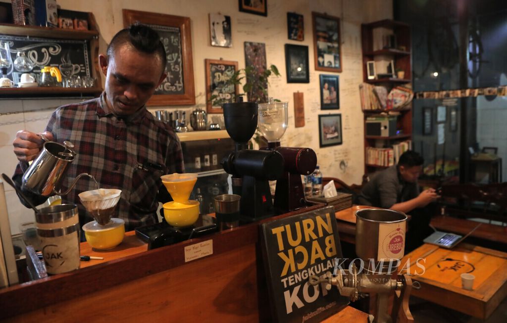  Pemilik Jak Koffie, Micha Rainer Pali, menyiapkan kopi pesanan pelanggan di kedai kopi miliknya di Toraja Utara, Sulawesi Selatan, Kamis (18/7/2019).