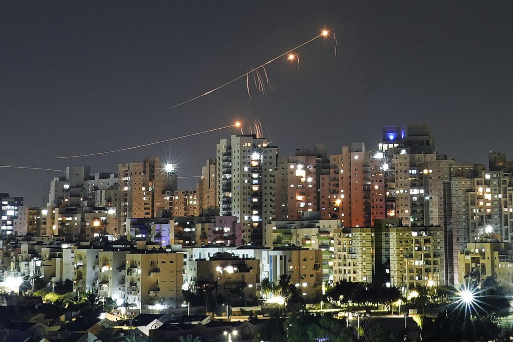  Sistem pertahanan udara Iron Dome Israel ditembakkan untuk menangkal rudal yang ditembakkan dari Jalur Gaza ke Israel, 1 Desember 2023. 