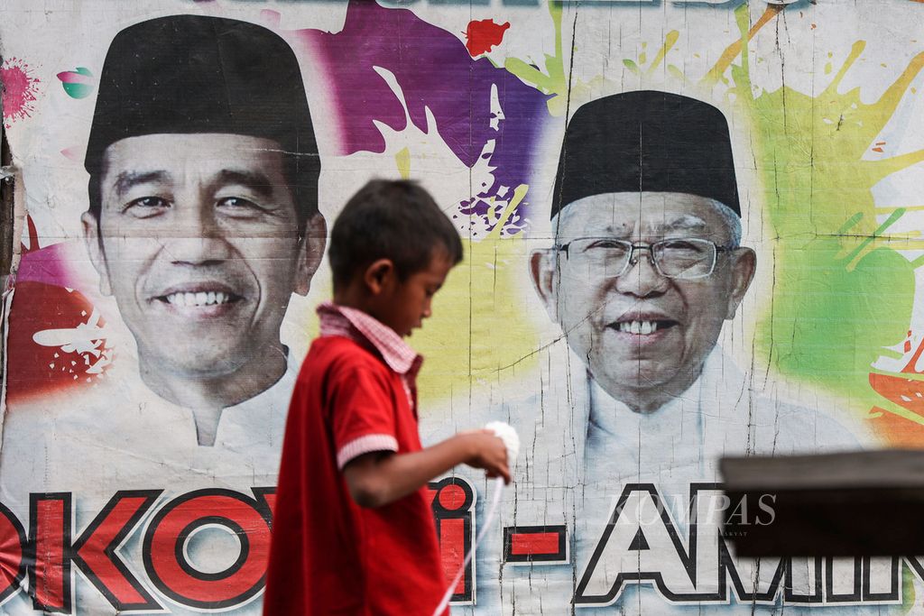 Poster Presiden Joko Widodo dan Wakil Presiden Maruf Amin saat kampanye pemilihan calon presiden dan calon wakil presiden pada Pemilu 2019 terpasang di sebuah warung di Cipayung, Tangerang Selatan, Banten, Minggu (28/8/2022). 