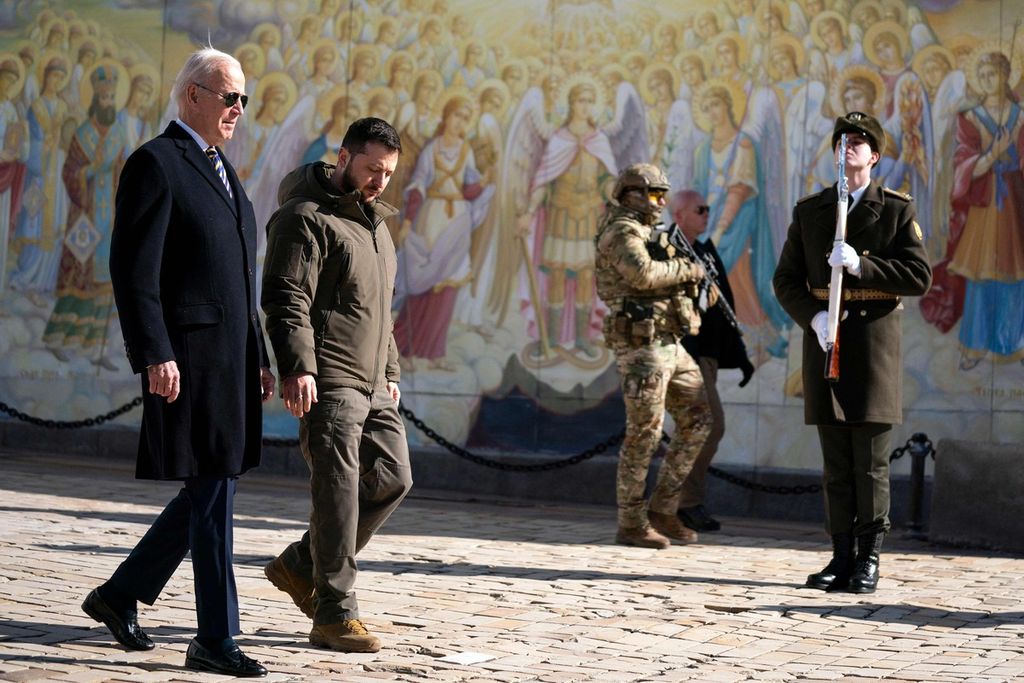 Presiden AS Joe Biden (kiri) bersama Presiden Ukraina Volodymyr Zelenskyy berjalan di Kyiv, 20 Februari 2023. Biden melawat mendadak ke Ukraina beberapa hari sebelum peringatan satu tahun invasi Rusia ke negara itu.